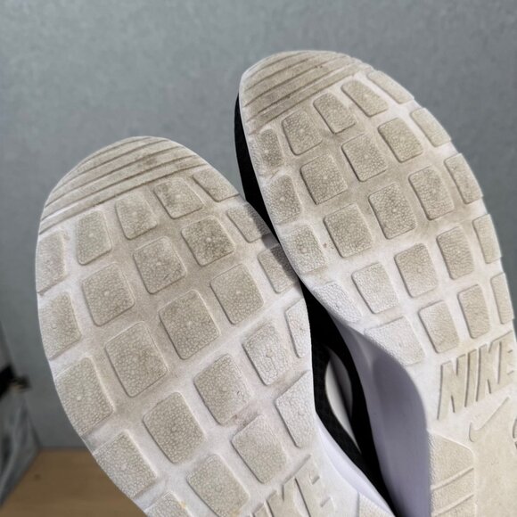 Nike Womens Tanjun Running Shoe Size 11 White Black Active Athletic 812655 - Picture 11 of 12